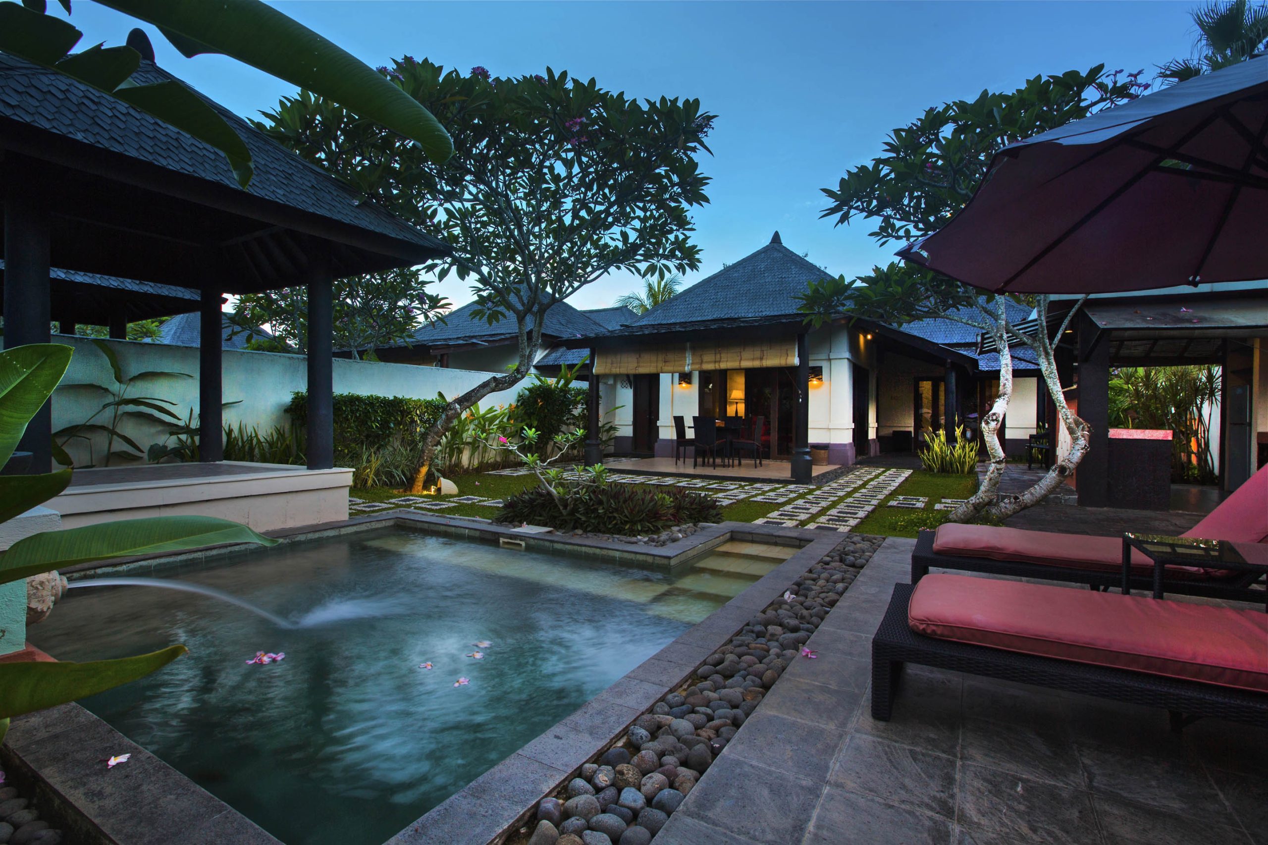 Suasana Malam Hari Kolam Renang dan Villa Tropis di Kalicaa Villa Tanjung Lesung